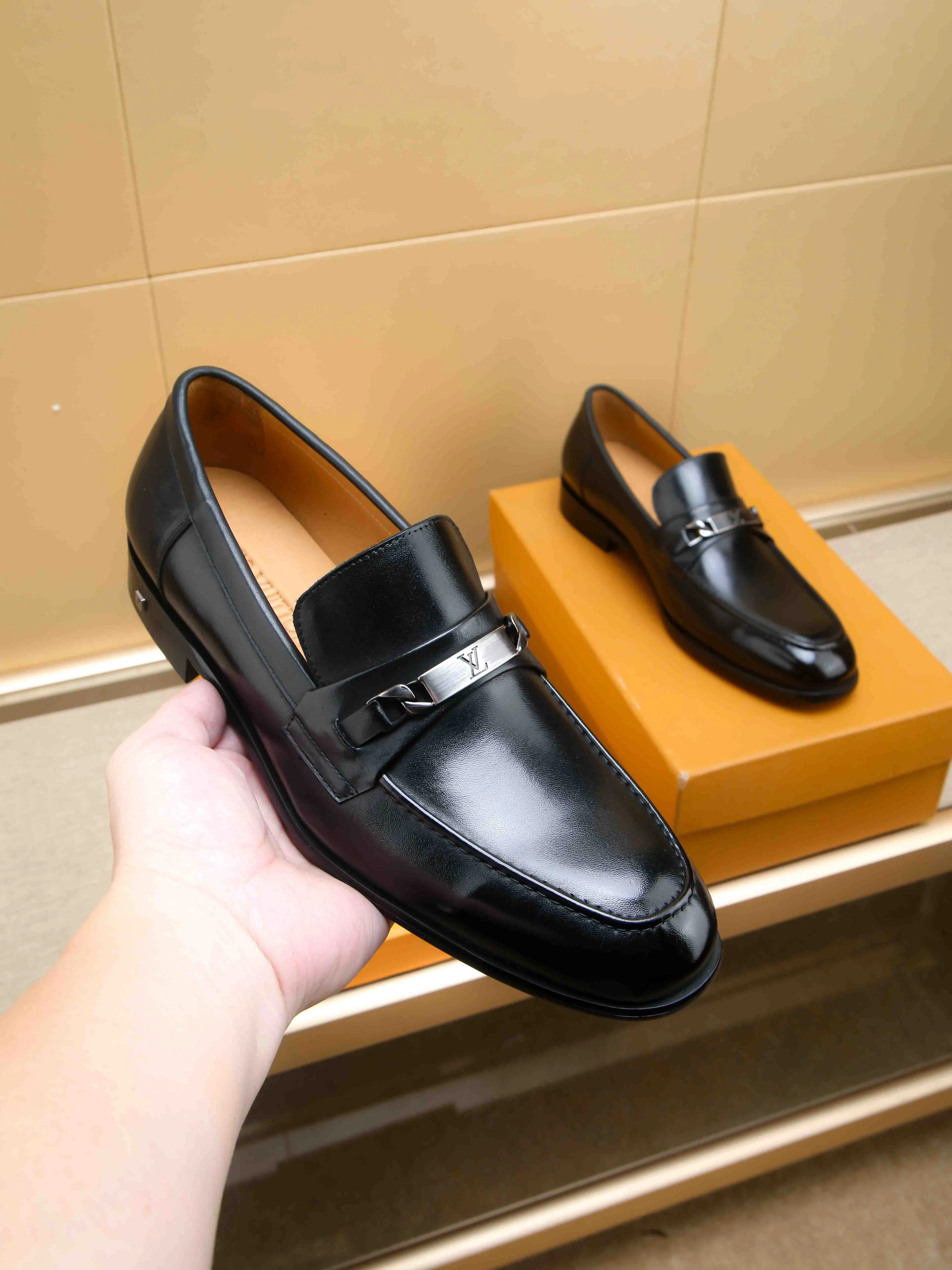 Men's shoes 💰 460 💰 Louis Vuitton LV ® 🆕 model 🔛Full shoe counter, first layer cowhide, 🐂leather lined casual shoes for men, super soft outsole, essential for driving. Counter synchronization, original first layer cowhide, completely 1:1 mold customization🌹top version, color optional! Number: 39-44 (customized at 38.45)
